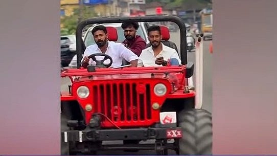 'എന്തും ചെയ്യാനുള്ള ലൈസന്‍സ് അല്ല വ്ലോ​ഗിങ്'; ജീപ്പ് റൈഡില്‍ ആകാശ് തില്ലങ്കേരിക്കെതിരെ കേസെടുക്കാന്‍ ഹൈക്കോടതി